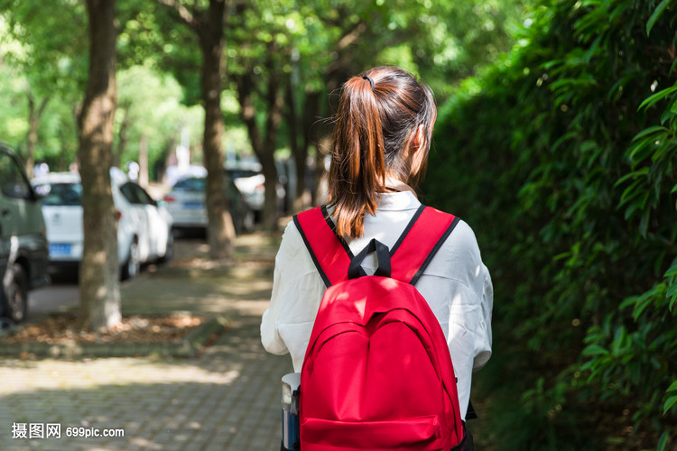 大学生背着书包背影