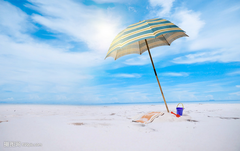 沙滩上的防嗮伞