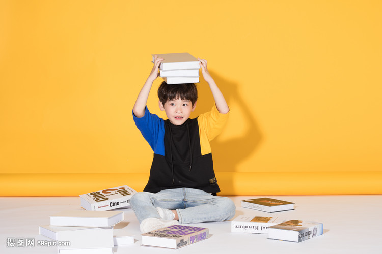 儿童教育小男孩和一堆书本