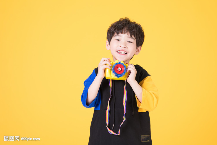 小男孩儿童手拿玩具相机拍照