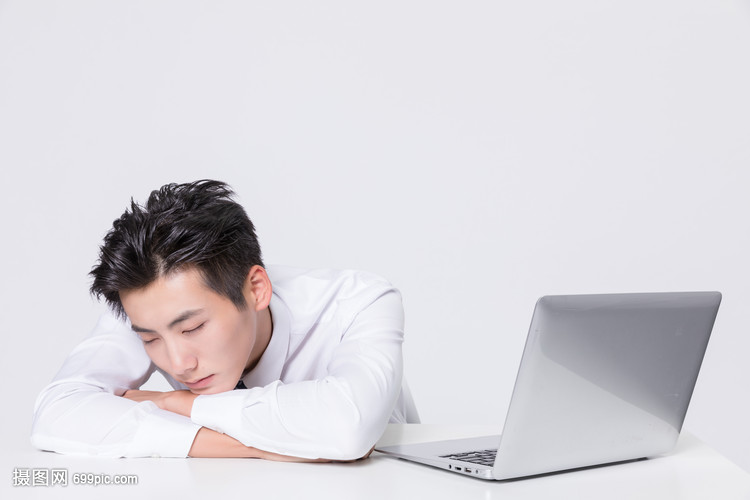 商务男士趴桌上睡觉加班