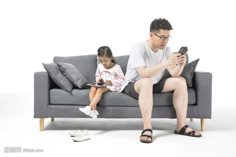 爸爸只顾自己玩手机不理女儿