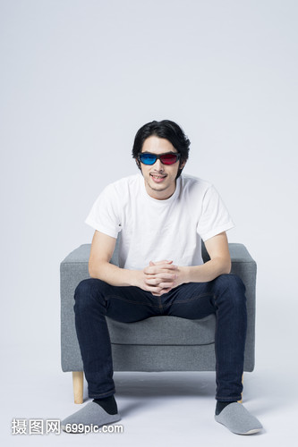 居家男性看电影