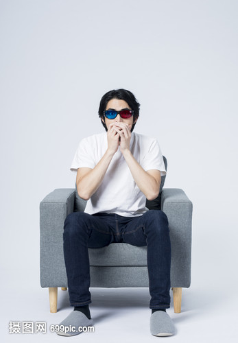 居家男性看电影