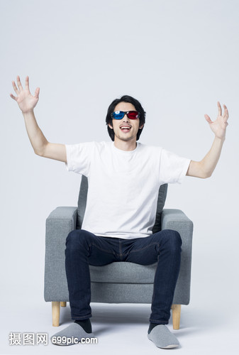 居家男性看电影