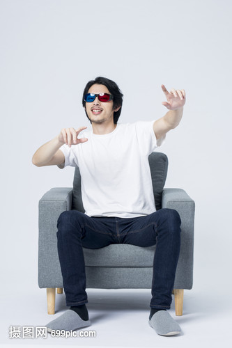 居家男性看电影