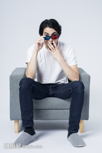 居家男性看电影