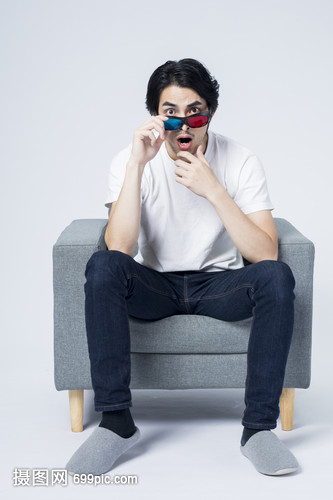 居家男性看电影