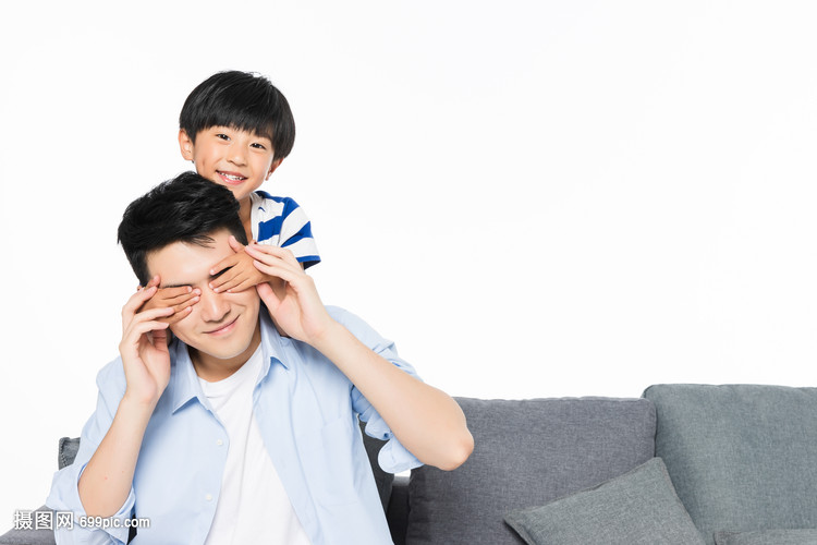 沙发上孩子蒙住父亲的眼睛