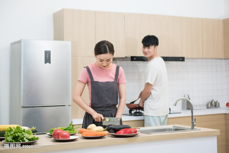 年轻夫妇厨房做饭