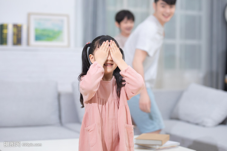 家庭生活捉迷藏游戏