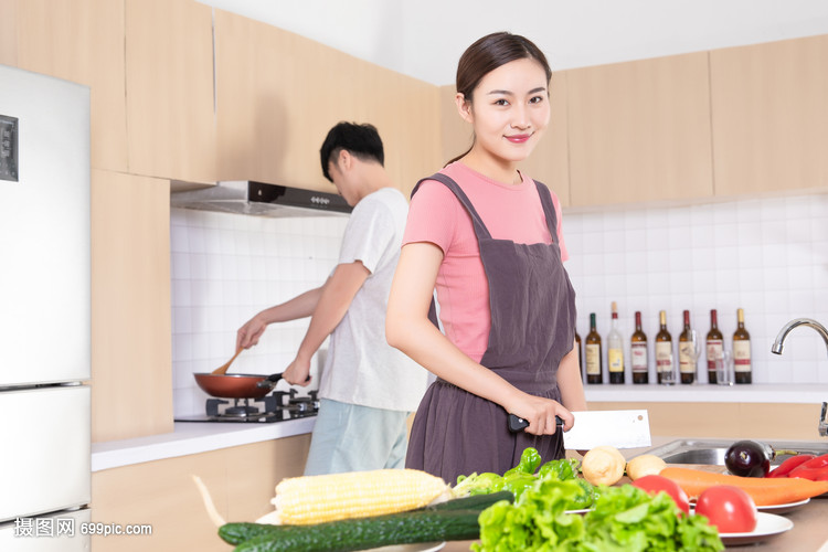 居家生活夫妻厨房做饭