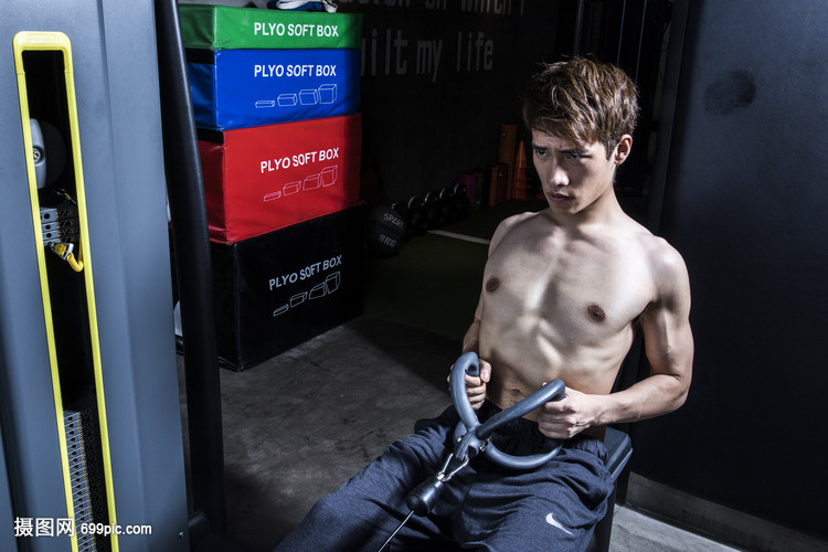 健身男士划船器