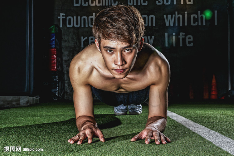 健身房强壮男性做俯卧撑视频造价工程师考试培训图片
