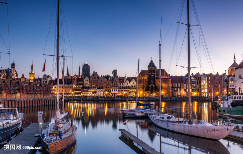 欧洲波兰旅游城市格但斯克港口夜景