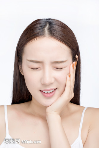 女性蛀牙牙疼