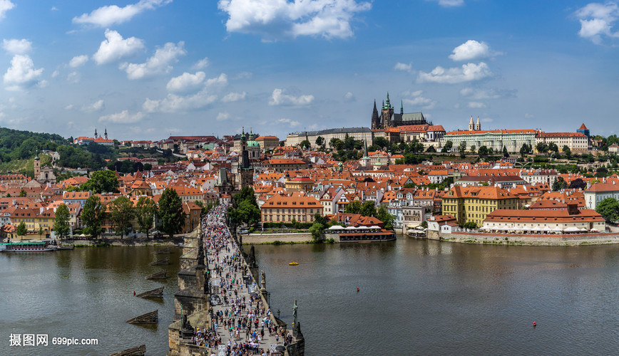 捷克布拉格著名旅游景点查理大桥全景图