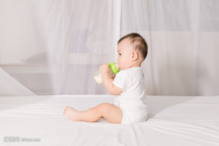 婴儿喝奶