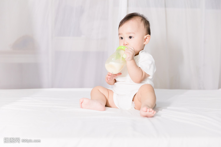 婴儿喝奶