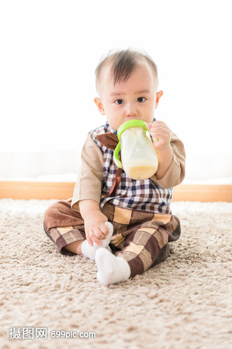 婴儿喝奶