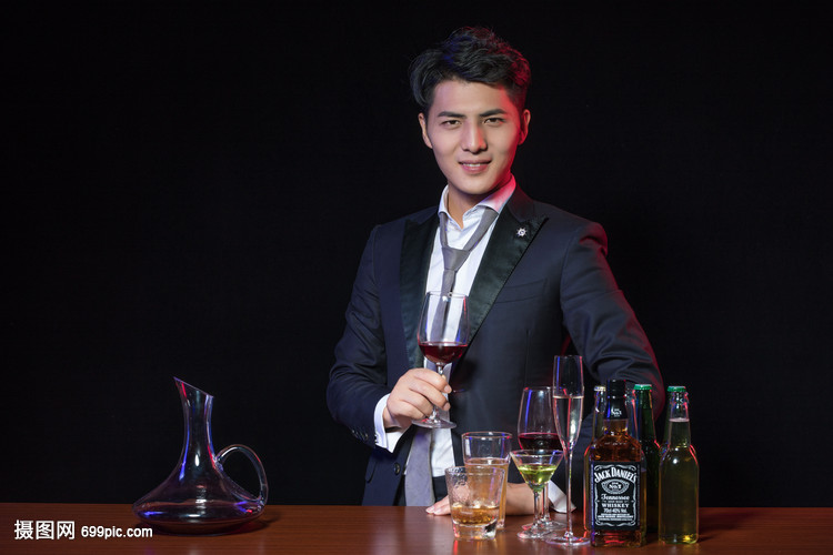 商务男士酒吧喝酒