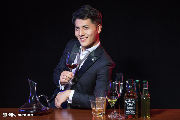 商务男士酒吧喝酒