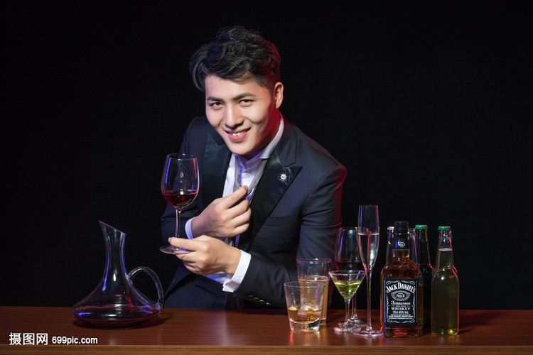 商务男士酒吧喝酒