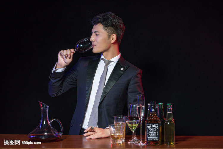 商务男士酒吧喝酒