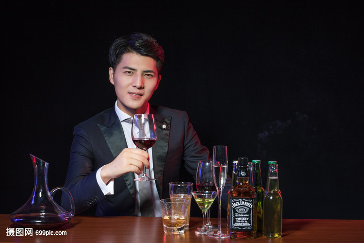商务男士酒吧喝酒