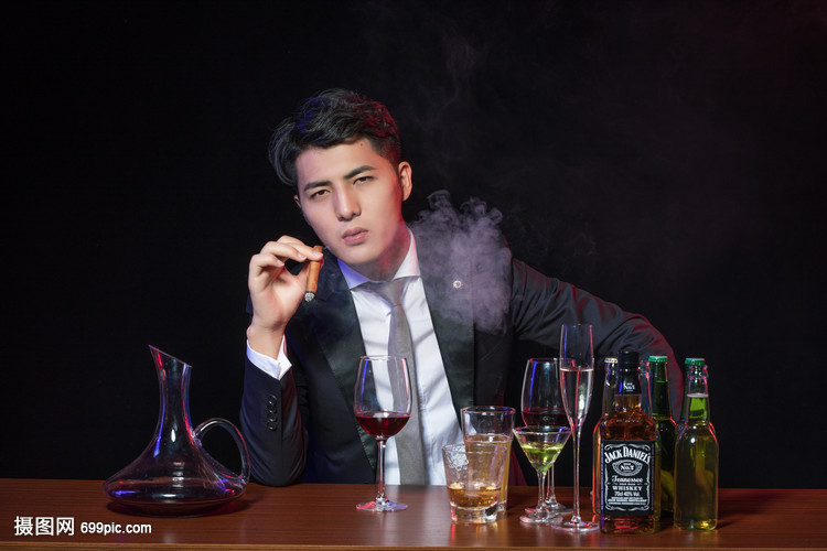 商务男士酒吧喝酒