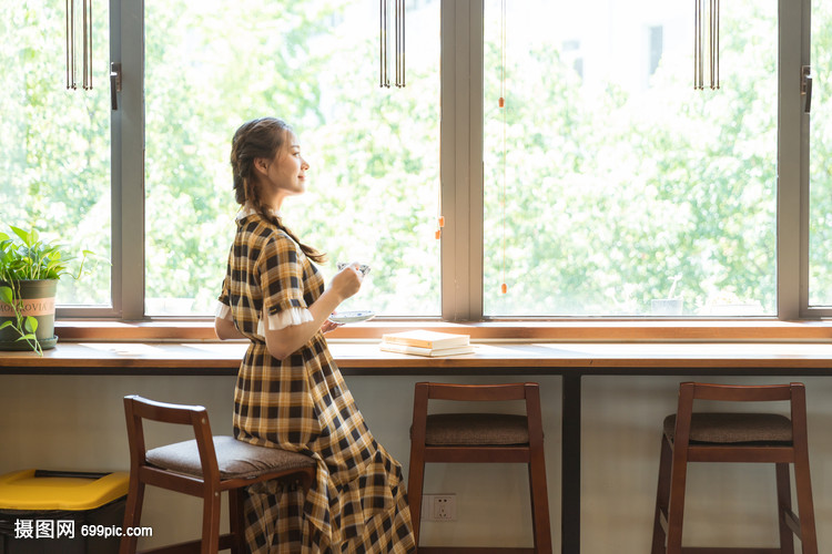 青春美女咖啡馆喝咖啡