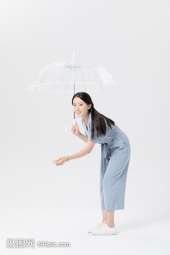 年轻妈妈打伞接孩子