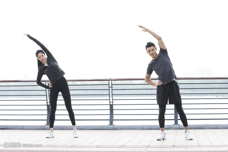 男女青年热身运动