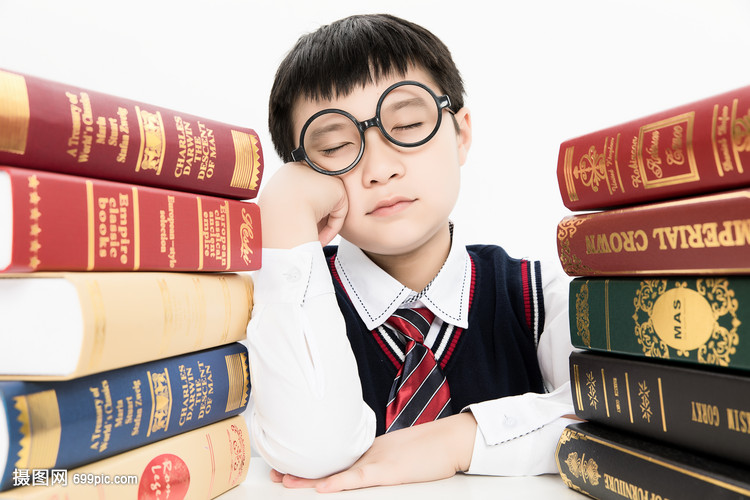 学习犯困的小学生