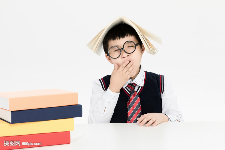 学习犯困的小学生