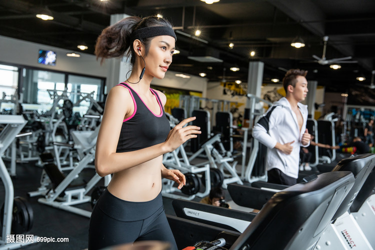 db真人游戏平台大爷住女婿家两年，女儿痛哭求他搬走，背后暗藏的家庭机要