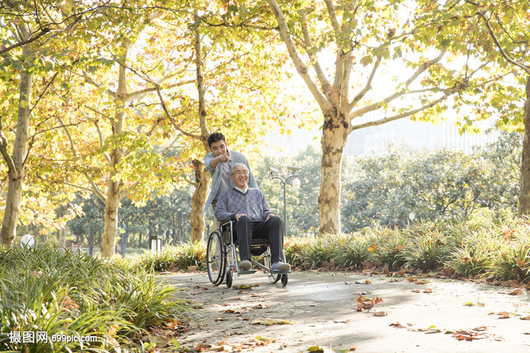 敬老公园陪伴老人散步