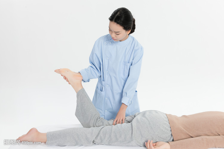 技师给美女v技师脚局部胸美女四个的图片