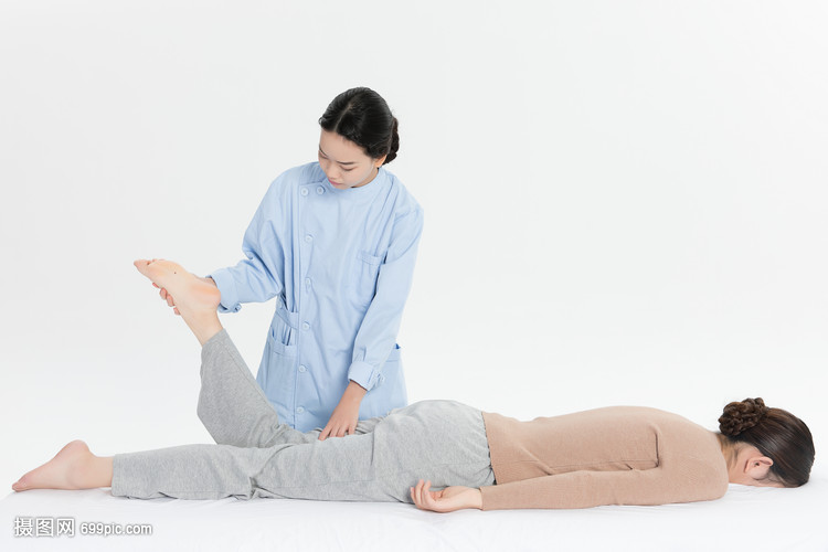 技师给美女戒毒脚美女局部按摩变图片