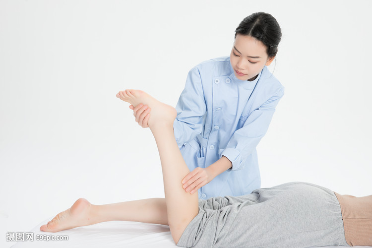 技师给美女v技师脚局部胸13美女图片