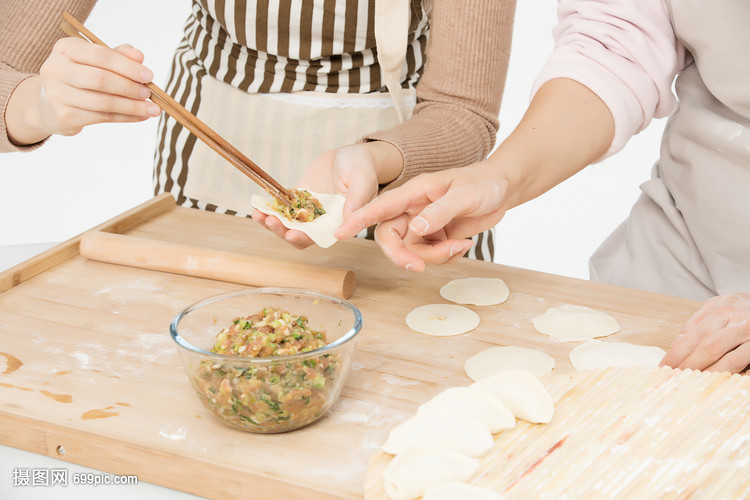 冬至包饺子过程手部特写