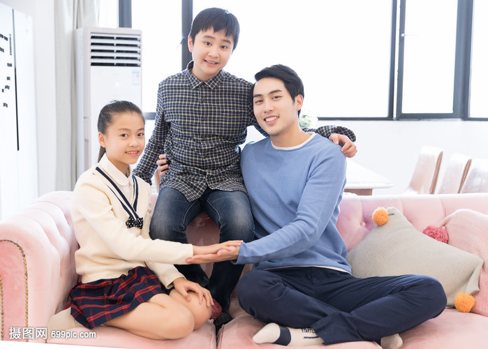 单亲家庭爸爸和孩子们