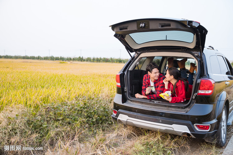 人车生活后备箱情侣吃零食