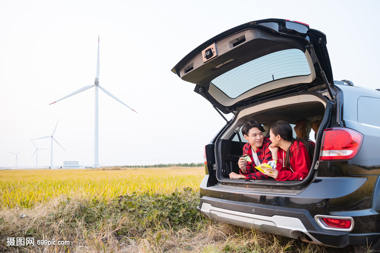 人车生活后备箱情侣吃零食