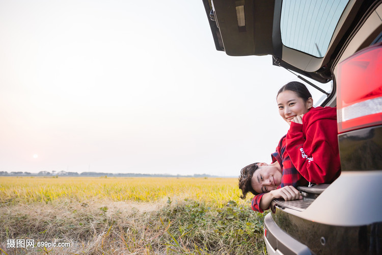 人车生活后备箱温馨情侣