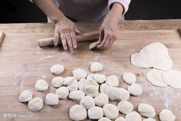 擀饺子皮