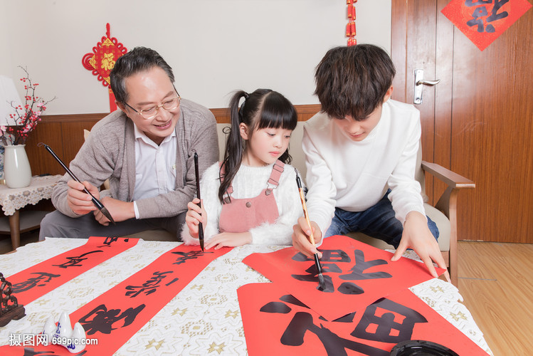 新年爷爷教孩子们写毛笔字