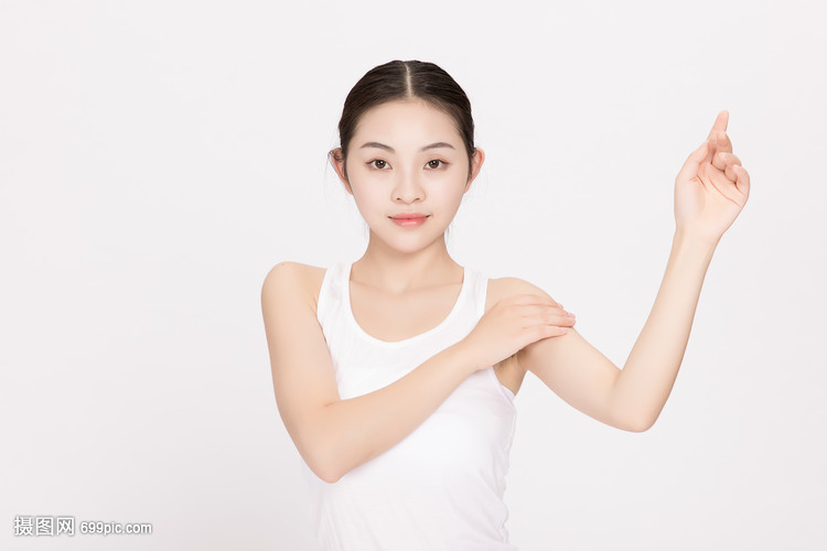 美女美女v美女肩部睡袍黑色图片