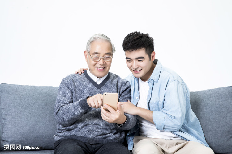敬老关爱老人一起看手机