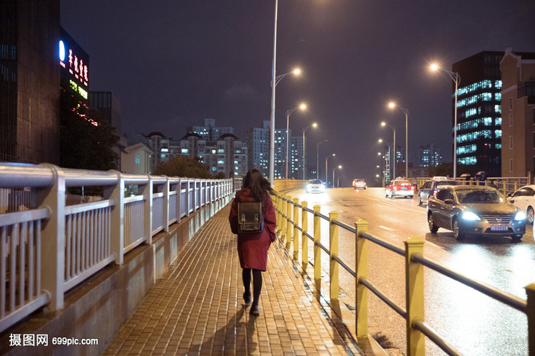 孤独青春期少女背影